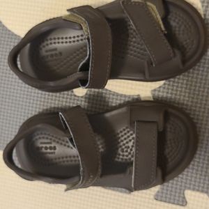 Crocs water shoes brown C7